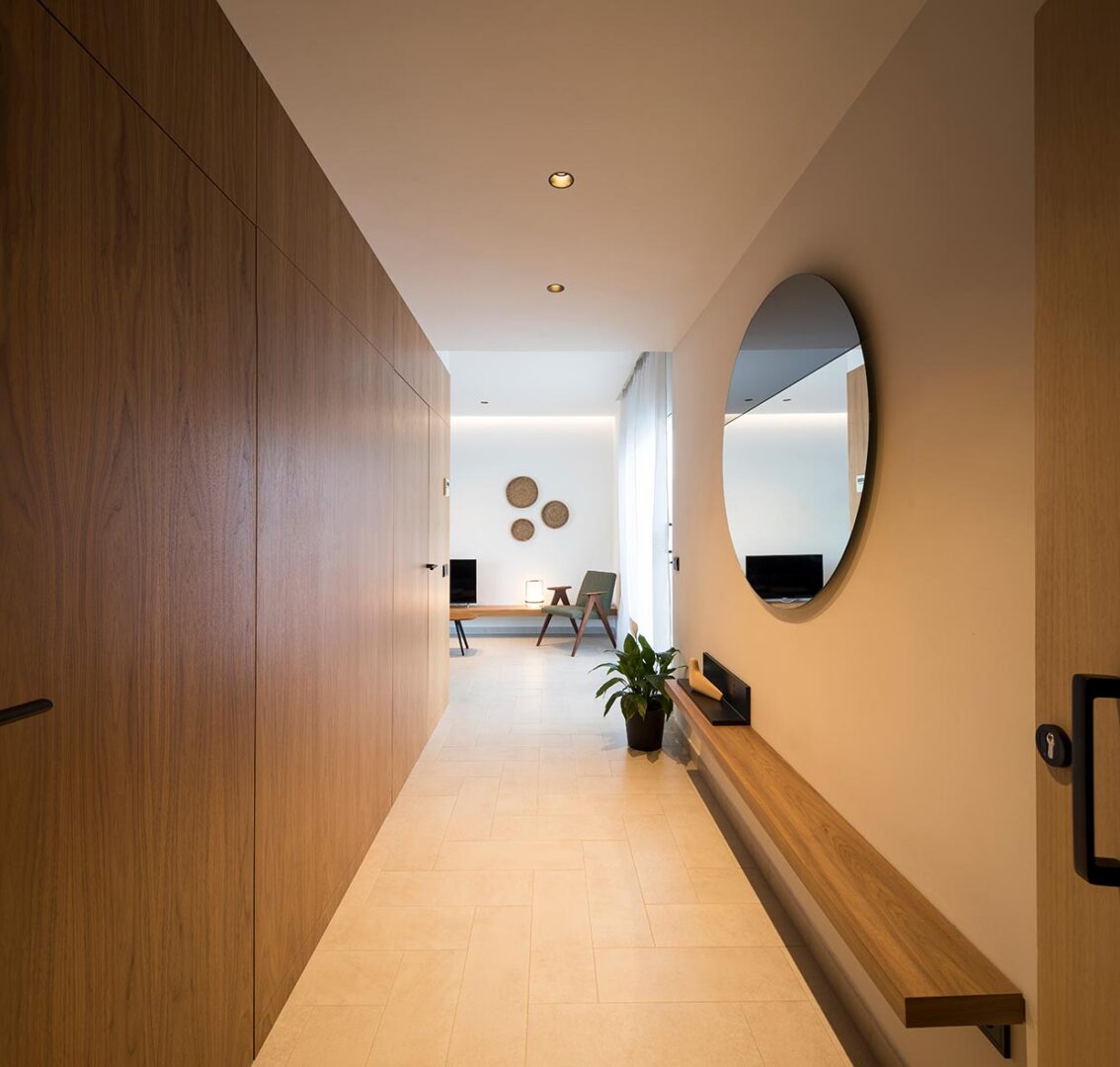 casaenmedio-apartamento2-entrada-silla-libera-stua