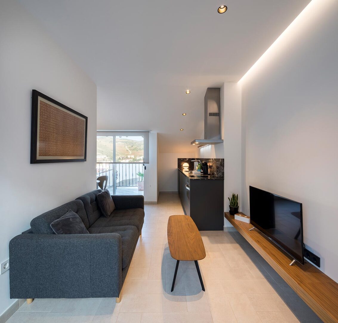 casaenmedio-apartamento2-salon-mesa-solapa-stua